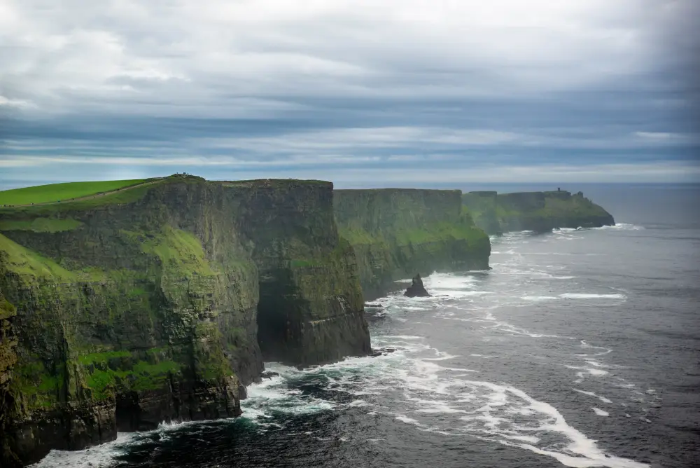 bela-vista-das-falesias-de-moher-na-irlanda-em-um-dia-sombrio viajar para irlanda em julho