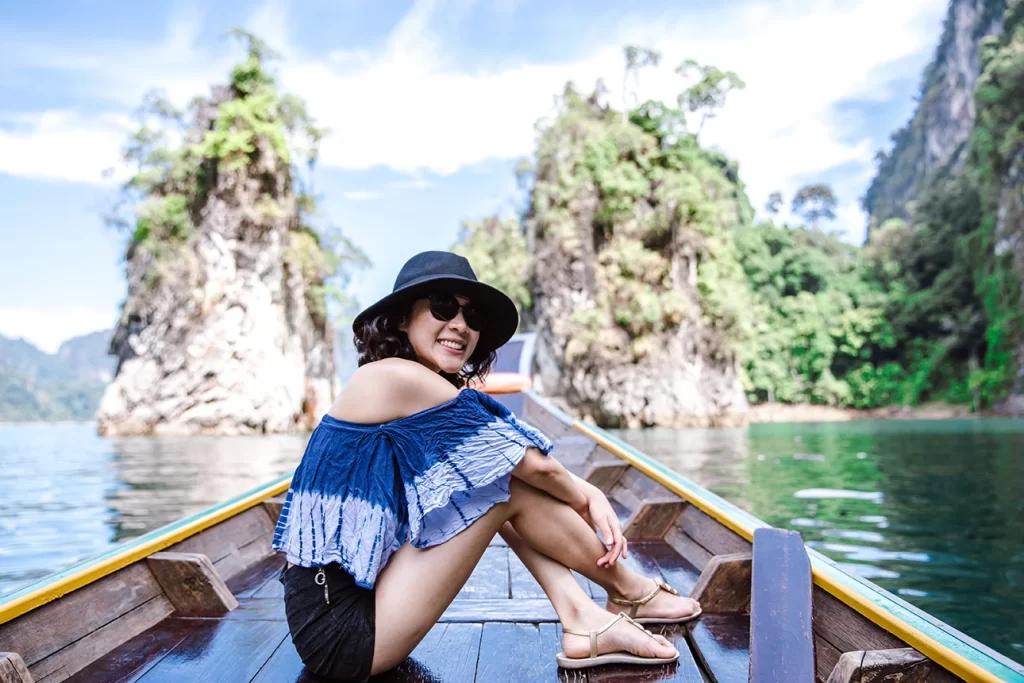 mulher num barco em phuket na tailandia