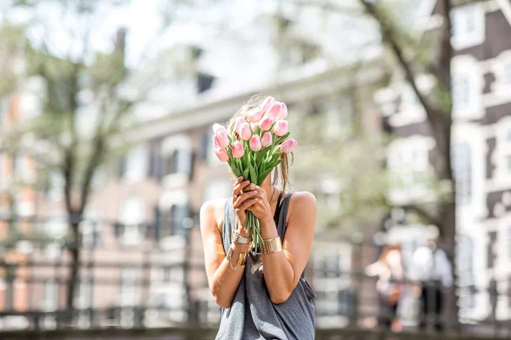 Amsterdam na primavera, mulher segurando flores