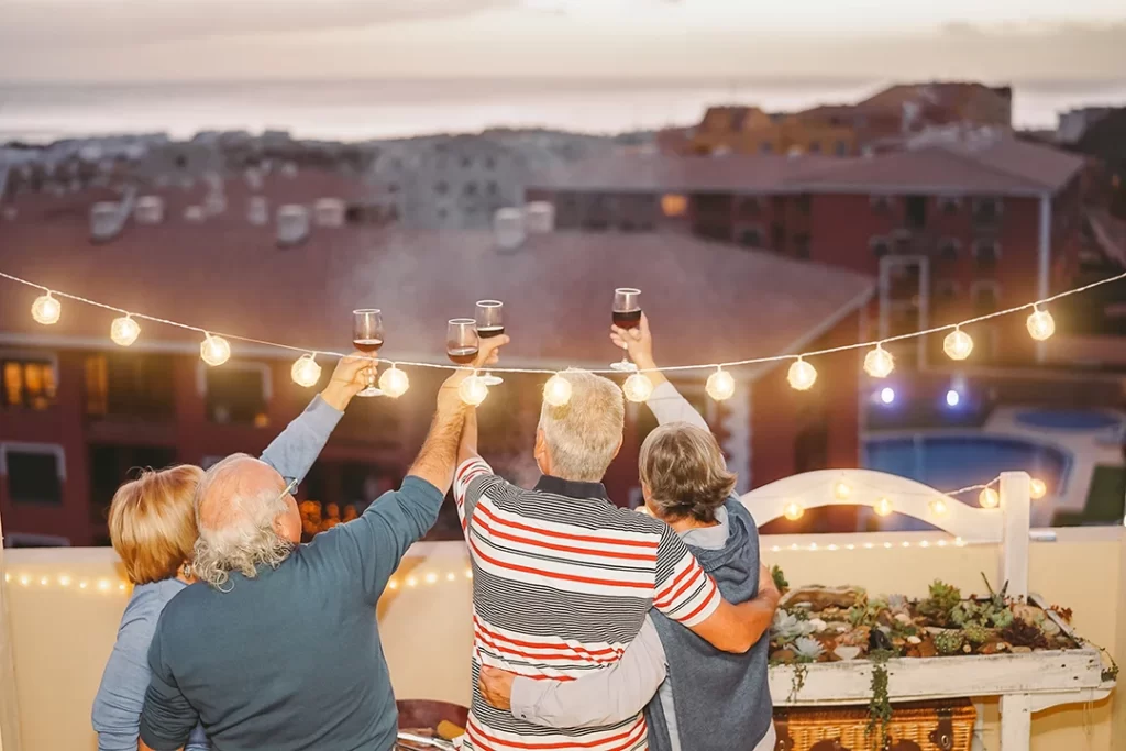 Amigos brindando em Malta