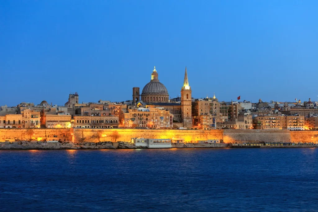 Malta - horizonte de valletta-malta-à-noite © Viaje Sem Stress