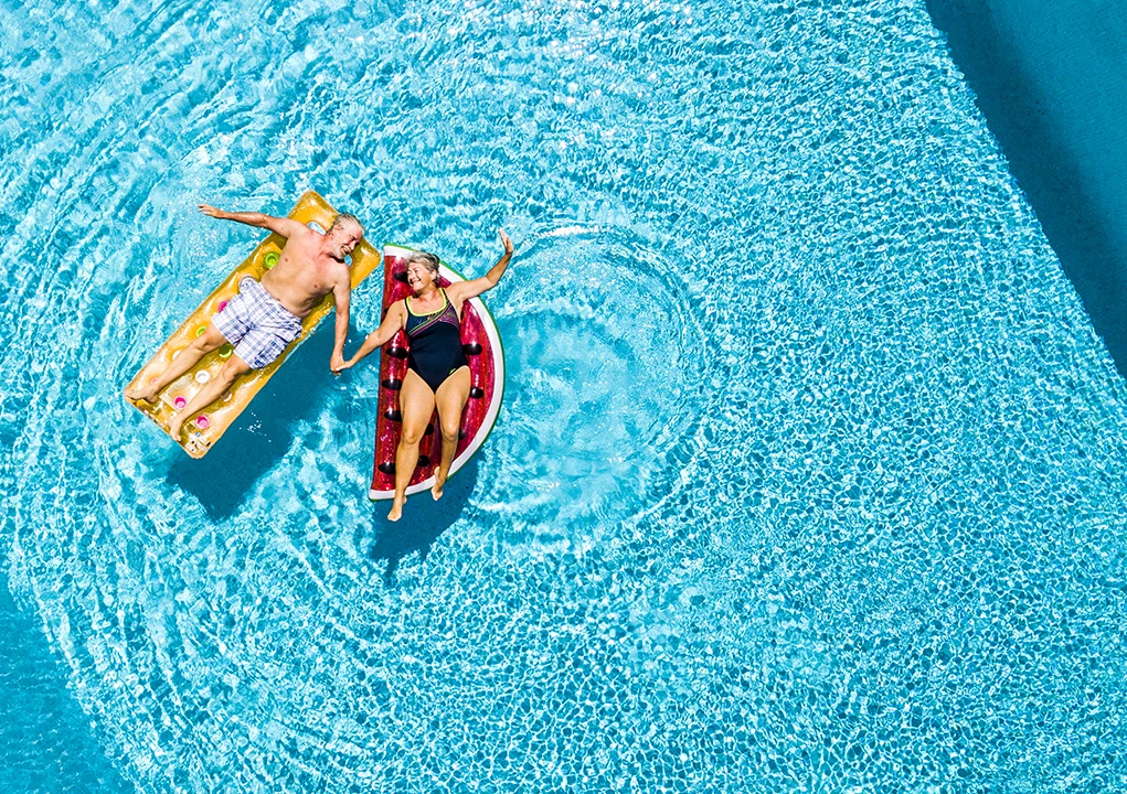 Malta - visão vertical de um casal feliz de mais de 50 anos © Viaje Sem Stress