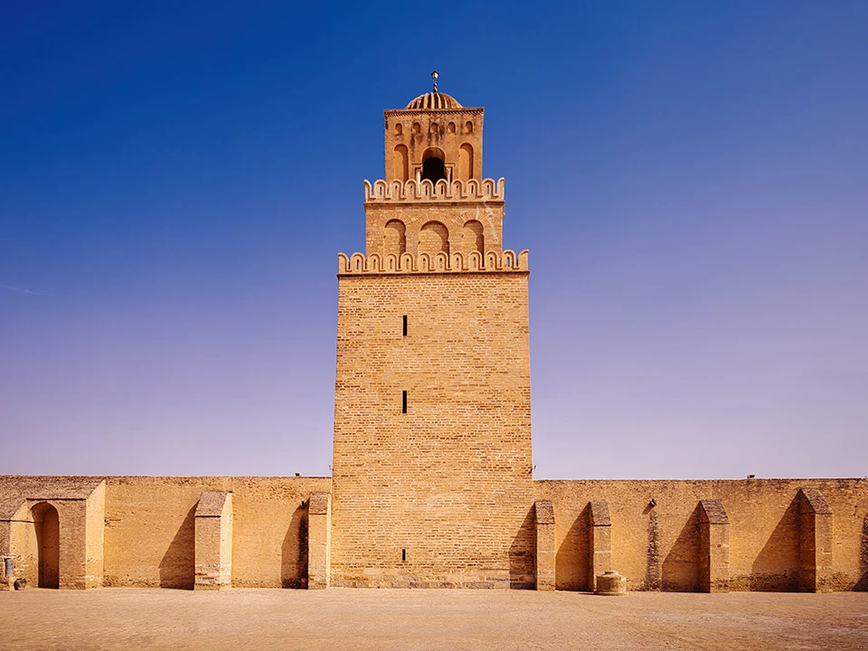 Tunísia – muro-e-torre-dos-fundos-da-mesquita-mais antiga-do-norte © Viaje Sem Stress