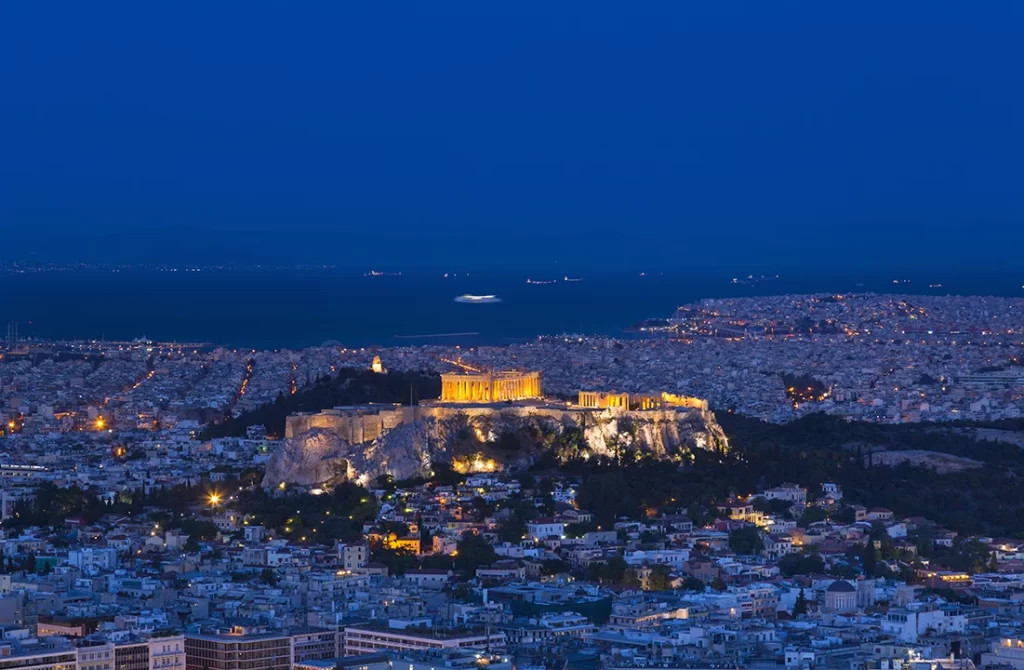 Viagem em Grupo Grécia - a-acrópole-iluminada-à-noite-atenas-attiki © Viaje Sem Stress
