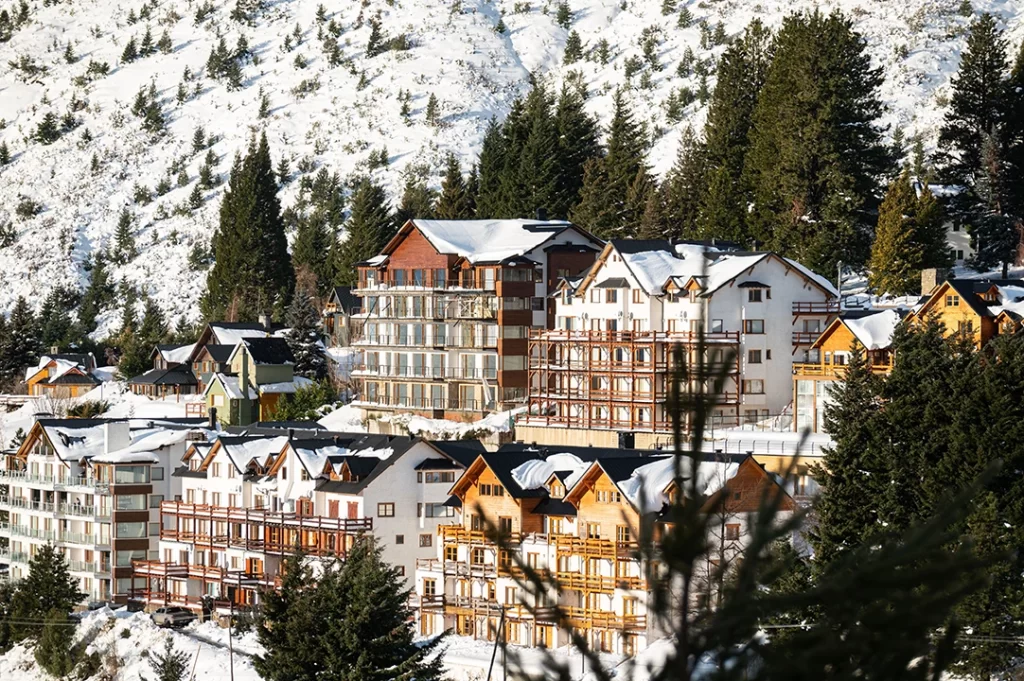 Viagem em Grupo lagos Andinos - belos edifícios-na-encosta-nevada-em-baril © Viaje Sem Stress